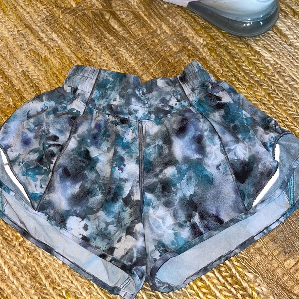 Lululemon hotty hot shorts 2.5